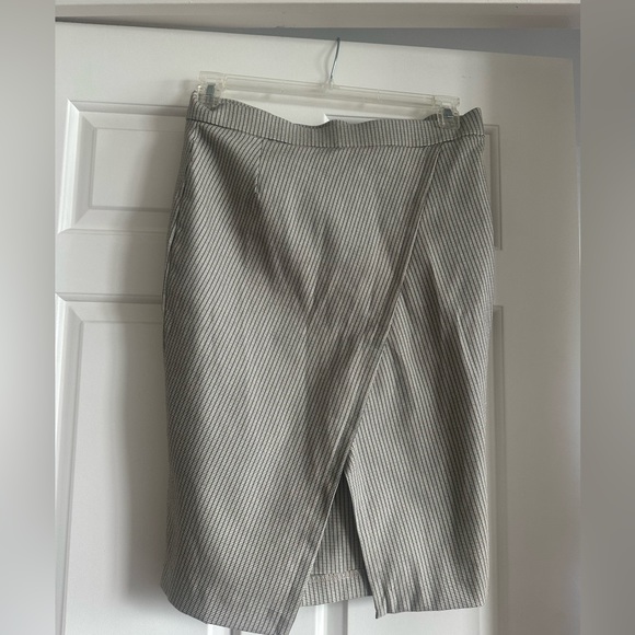 Mid length skirt - Picture 1 of 2